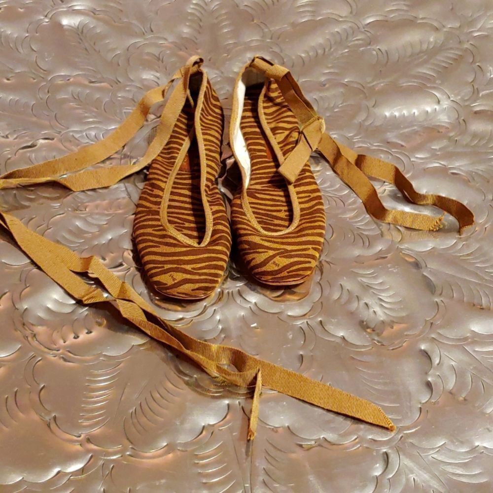 sz.7 Hollywould Tiger Ballet/ribbons ties around ankles leather soles,